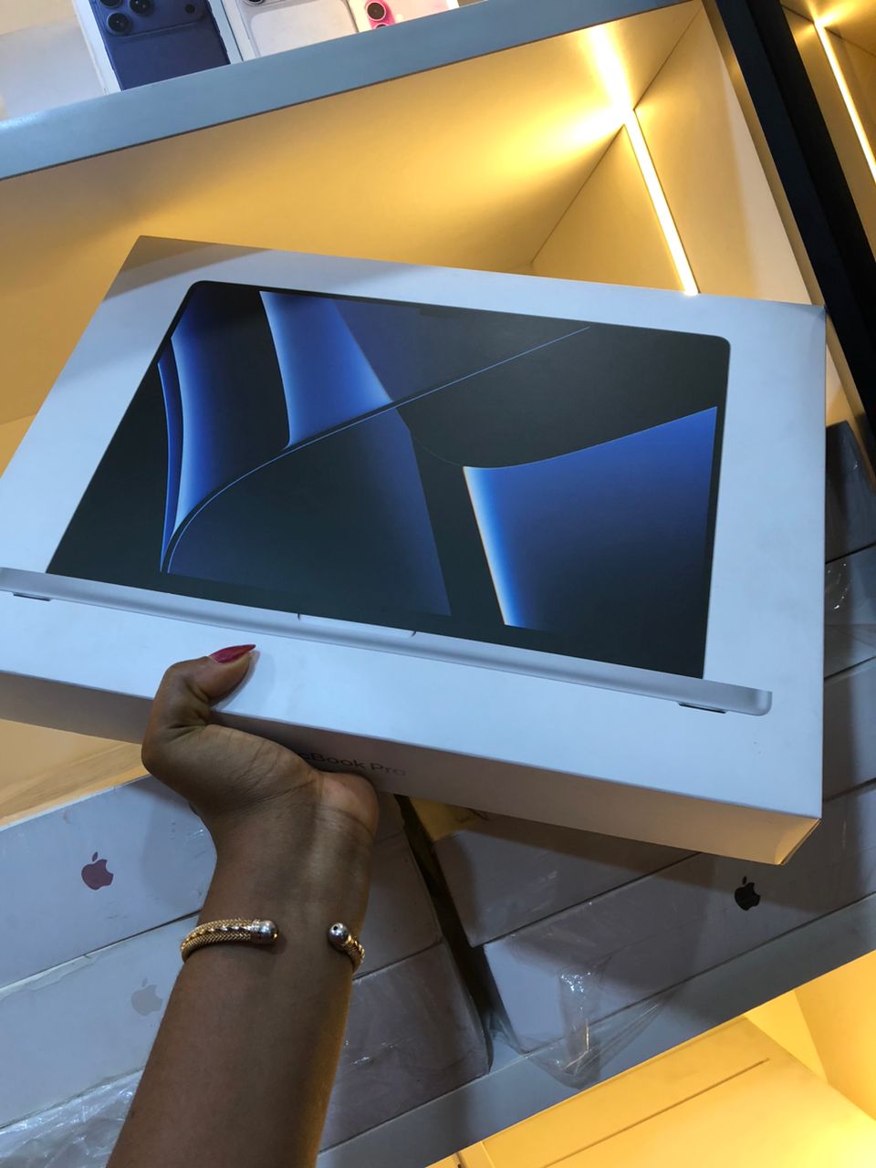 NEW MACBOOK PRO 24GB/512GB