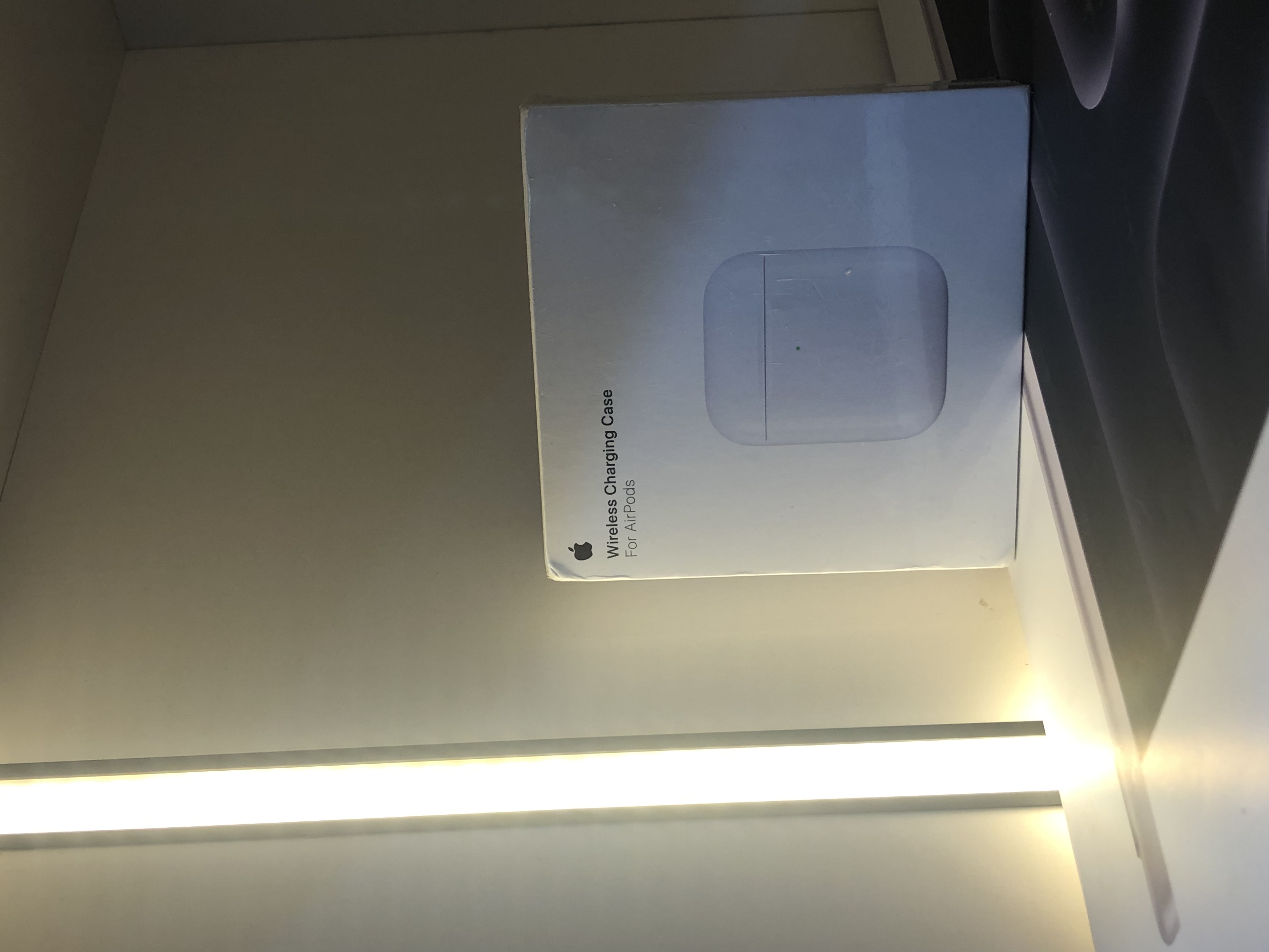 APPLE WIRELESS CHARGING CASE